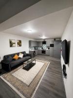 Noshe Homes - Brand New Modern Centralised 2 Bedroom Apartment - B&B Reading
