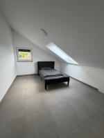 Moderne 4-Zimmer-Wohnung mit Balkon, Fernblick, Parkplatz, WLAN, Einbauküche, Bad & Gäste-WC - Ferienwohnung Döffingen