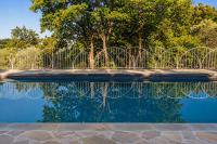 Touchstone Villa - Private Pool, Mountain Views & Luxury Architecture - Chambres d'hôtes Andros