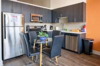 Cozy 2BR South Loop Condo with Optional Parking and Gym Near McCormick Place, Public Transit & City Hotspots - Chambres d'hôtes Chicago
