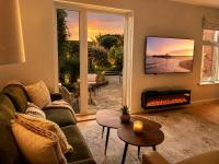 Gulliver's Rest - Elegant Coastal Hideaway - Three Bedroom Home - Large Garden - Parking - Sleeps 7 - Chambres d'hôtes Bournemouth