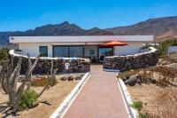 Bungalow Famara 73 - Quicksand - Ocean views - Beach 1 min By Lanzarote Vacation Homes - Chambres d'hôtes Famara