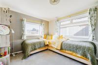 Family detached bungalow by the seaside - B&B East Preston