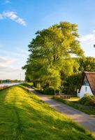 Idylisches Ferienhaus an der Oste - direkt am Deich, Flussblick, 2000 qm Garten mit Teich, hundefreundlich, 7 Gäste - B&B Oberndorf