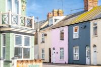 Swift Host - The Pink House - Seaside - Dog Friendly - Courtyard - Free Parking - Sleeps 7 - B&B Gorleston-on-Sea