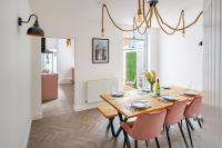 Swift Host - The Pink House - Seaside - Dog Friendly - Courtyard - Free Parking - Sleeps 7 - Bed and Breakfast Gorleston-on-Sea