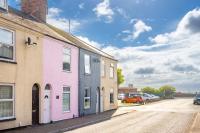 Swift Host - The Pink House - Seaside - Dog Friendly - Courtyard - Free Parking - Sleeps 7 - B&B Gorleston-on-Sea