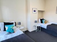 SPACIOUS 3 BEDROOM HOUSE WITH FREE STREET PARKING and WIFI IDEAL FOR CONTRACTORS by NORTH WEST ACCOMMODATION - B&B St Helens
