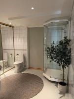 Stor familieleilighet i sentrum med solrik balkong - Chambres d'hôtes Kristiansand