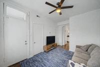 Cozy Pilsen 2BR Apartment - B&B Chicago