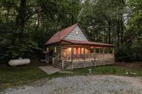 Woodland Cabin with Hot Tub Near Cades Cove - Bed and Breakfast Townsend