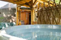 Aloha Glamp - Całoroczny glamping nad rzeką z prywatną balią - Stok narciarski, góry, lasy, sauna - B&B Zagórnik