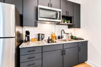 Sleek DT Suite Rooftop, Pool, Gym Access - B&B Houston