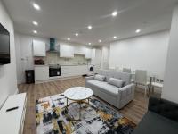 Serene 2- BDR Apartment , Free parking, Sleeps 6 - B&B Wolverhampton