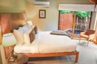 Kamer met Kingsize Bed en een Hot Tub