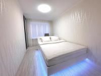 Червоне і біле Мережа квартир Alex Apartments Документи для відряджень Безконтактне заселення 24-7 Електрика та Світло, Опалення є завжди, встановлена зарядна станція ЕкоФлоу - B&B Poltava