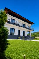 Exclusive Villa Jacuzzi & BBQ - B&B Șerbănești