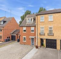 4 Bed Home near M1 with parking Sleeps 7 - Chambres d'hôtes Orgreave