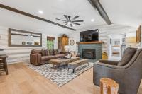 3BR Cabin Sleeps 10 Fenced Yard - Ferienwohnung Oklahoma City