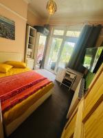 Bright London Bedroom with Garden in a Share House - B&B New Southgate