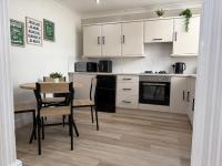 Entire home, perfect for staying with friends and family - Ferienwohnung Deysbrook