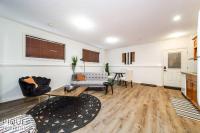 Chic Modern Vibes - KING Bed - Fireplace - Sleeps 4 - Wifi - Bed and Breakfast Edmonton