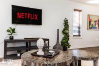 Chic 3BR Modern Home - Wi-Fi - Netflix - Sleeps 8! - B&B Edmonton