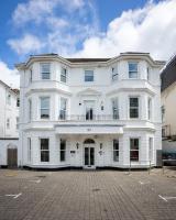 NEW 3BR Coastal Flat, Walk to Beach, 3 PARKING - B&B Bournemouth