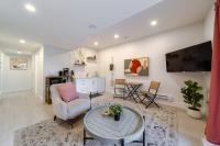 Chic Hideaway-King Bed-Fireplace-DT-WEM-Garage - Bed and Breakfast Edmonton