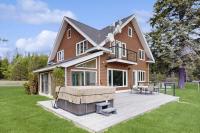 Lakeview Home with new hot tub - Sleeps 10 - B&B Sandpoint