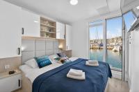 MARINA PEARL - Serene Seafront Retreat with Jacuzzi on Rooftop Terrace, Hausboot - B&B Portorož