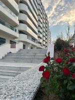 Axxis Blue Serenity - Beachfront Studio - Free Underground Parking - Chambres d'hôtes Mamaia
