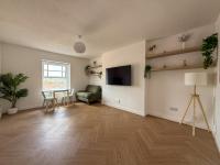 Spacious Central Flat with Parking - B&B Bangor