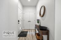 NEW - Modern Escape - KingBed - Fireplace - Garage - Netflix - Chambres d'hôtes Edmonton