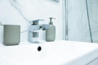 New 1BR Apt - Sleeps 4 - Free parking & Wi-Fi - Chambres d'hôtes Londres