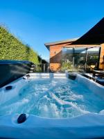 Sunny Escape with Hot Tub & 360 Mountain Views, 3 Bedroom - Chambres d'hôtes Queenstown