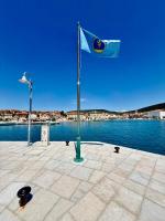 Villa Lungomare-Large Waterfront Apartment -Lungomare Promenade 6 - B&B Cherso (città)
