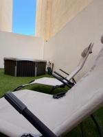 Stylish 2 BR APT with Hot Tub and Terrace - Central Sliema - Bed and Breakfast Sliema