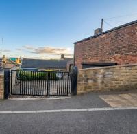 Spacious 4 bedroom house in Birstall, Leeds - B&B Birstall