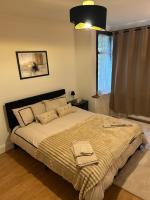 Habitación con cama extragrande.