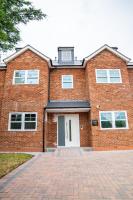Modern 2 Bedroom 2 Bathroom Apartment with Sofa bed, Garden, Private Parking & Elizabeth Line Access - Chambres d'hôtes Woolwich