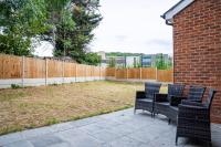 Modern 2 Bedroom 2 Bathroom Apartment with Sofa bed, Garden, Private Parking & Elizabeth Line Access - Chambres d'hôtes Woolwich