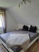 Gemütliche Dachgeschoss-Ferienwohnung nahe Brombachsee und Bahnhof - B&B Röttenbach