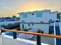 Beachside 1BR Apt - Balcony & Pool - B&B San Juan