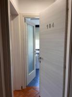 Tweepersoonskamer met 2 Aparte Bedden en Eigen Badkamer