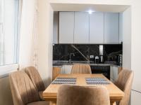 Quiet City Stay with Private Garage and 5 Min to Center - Chambres d'hôtes Shkodër