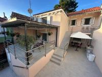 Apartments Ljubica - quiet location, free parking, terrace, 7 min from Rovenska Beach - B&B Veli Losinj