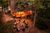 Family Friendly! Near Dollywood, Outdoor FirePit, Custom Bunks, King Beds, Hot Tub - Chambres d'hôtes Sevierville