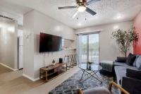 Bright Trendy Getaway 2B - Sleeps 6 - Pool, Prkg - B&B Austin