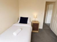 Modern 4BR Home Sleeps 7 with Garden and Free Parking - B&B Manchester